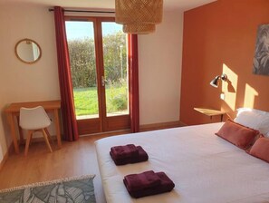 2 soverom, skrivebord, strykejern/-brett og reiseseng for barn