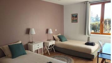 2 多间卧室、办公桌、熨斗/熨衣板、旅行婴儿床