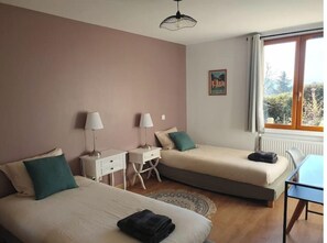2 bedrooms, desk, iron/ironing board, travel crib