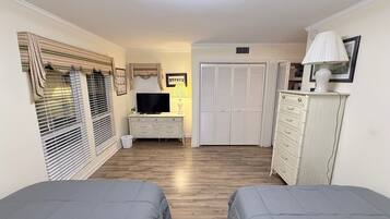 2 bedrooms, desk, iron/ironing board, WiFi