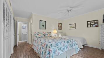 2 bedrooms, desk, iron/ironing board, WiFi