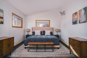 3 bedrooms, desk, iron/ironing board, free WiFi