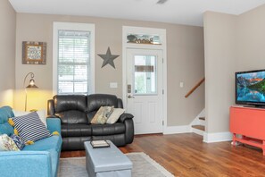 Smart TV, DVD player - ☀️Gated Community with Pool-Close to Beach-Barefoot Cottage B37👣 (St. Joe Beach)