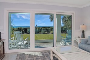 TV connectée, cheminée, table de tennis de table