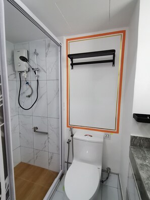 Shower, towels, soap, toilet paper - King Room with Lake View (Kuala Lumpur)