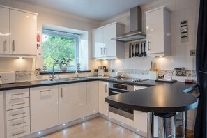 Fridge, microwave, oven, stovetop - But and Ben Luxury Cottage in the heart of Gatehouse of Fleet  (Gatehouse of Fleet)