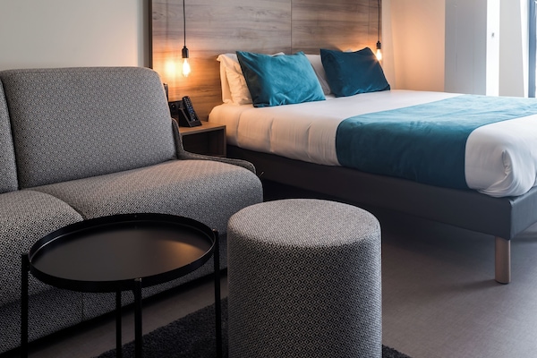 Chambre Quadruple Familiale, 1 grand lit et 1 canapé-lit | Coffres-forts dans les chambres, bureau