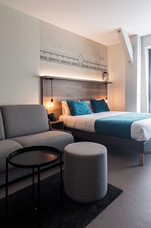 In-room safe, desk, laptop workspace, blackout curtains - Hôtel des Halles (Dijon)