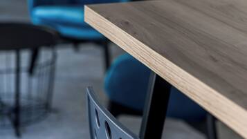 Un comedor moderno con una mesa de madera y sillas azules.