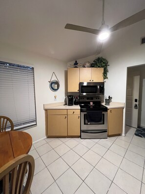 Frigorífico, microondas, horno y placa de cocina