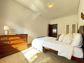 2 bedrooms, desk, WiFi, bed sheets