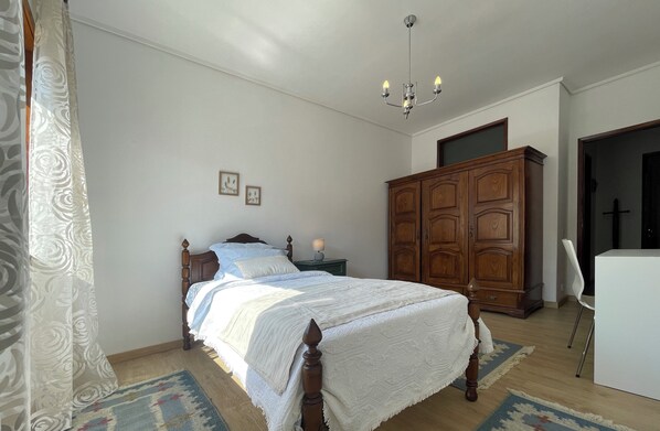 2 bedrooms, desk, WiFi, bed sheets