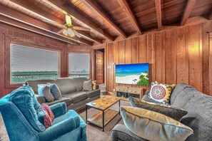 Smart TV, fireplace, books - Located alongside Seaside’s beloved Promenade, overlooking a sandy stretch of be (Seaside)