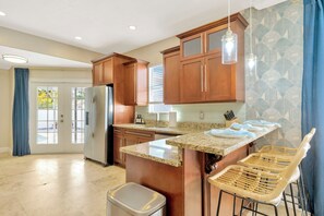 Fridge, microwave, oven, stovetop - Spacious 5-Bedroom Villa w/ Heated Pool & BBQ - SoHo & Downtown Tampa (Tampa)