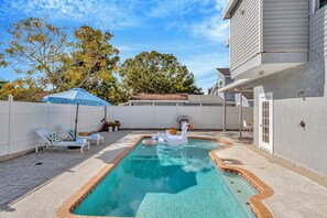 Outdoor pool, a heated pool - Spacious 5-Bedroom Villa w/ Heated Pool & BBQ - SoHo & Downtown Tampa (Tampa)