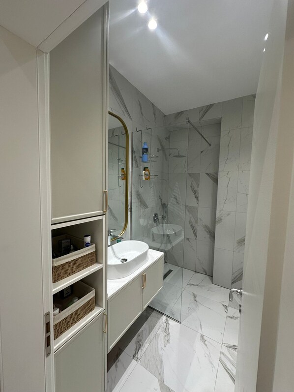 Luxury Apartment, Balcony | Bathroom | Hair dryer, towels