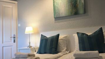 3 bedrooms, in-room safe, iron/ironing board, travel cot