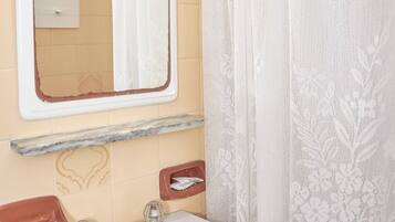 Regadera, bidet, toallas, shampoo