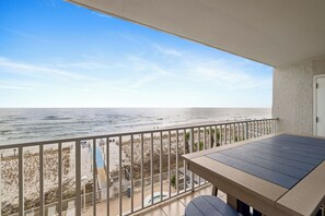 Outdoor dining - Ocean House 1403 by Liquid Life (Gulf Shores)