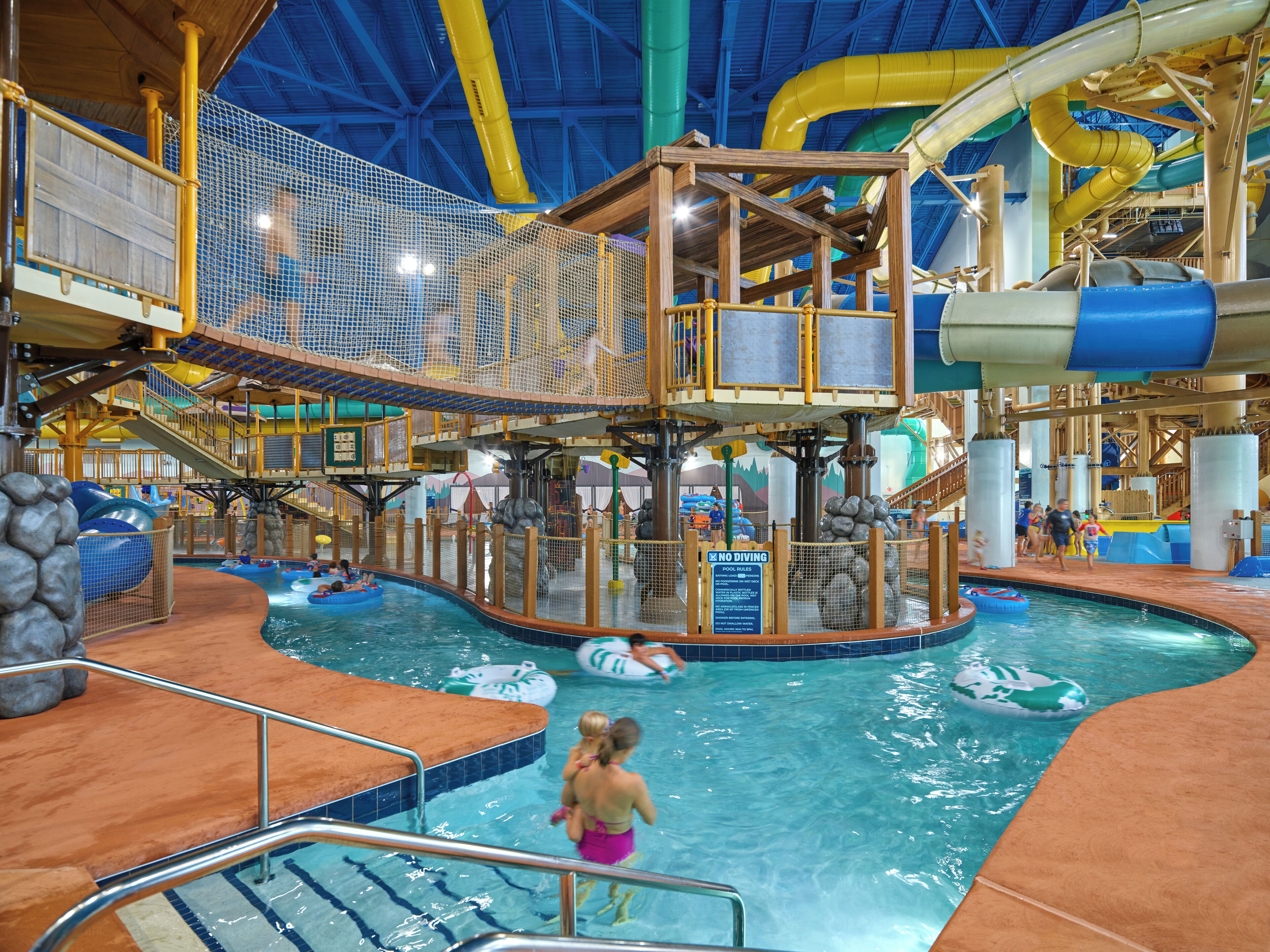 Un parc aquatique intérieur doté d’une piscine, de toboggans et d’aires de jeux.