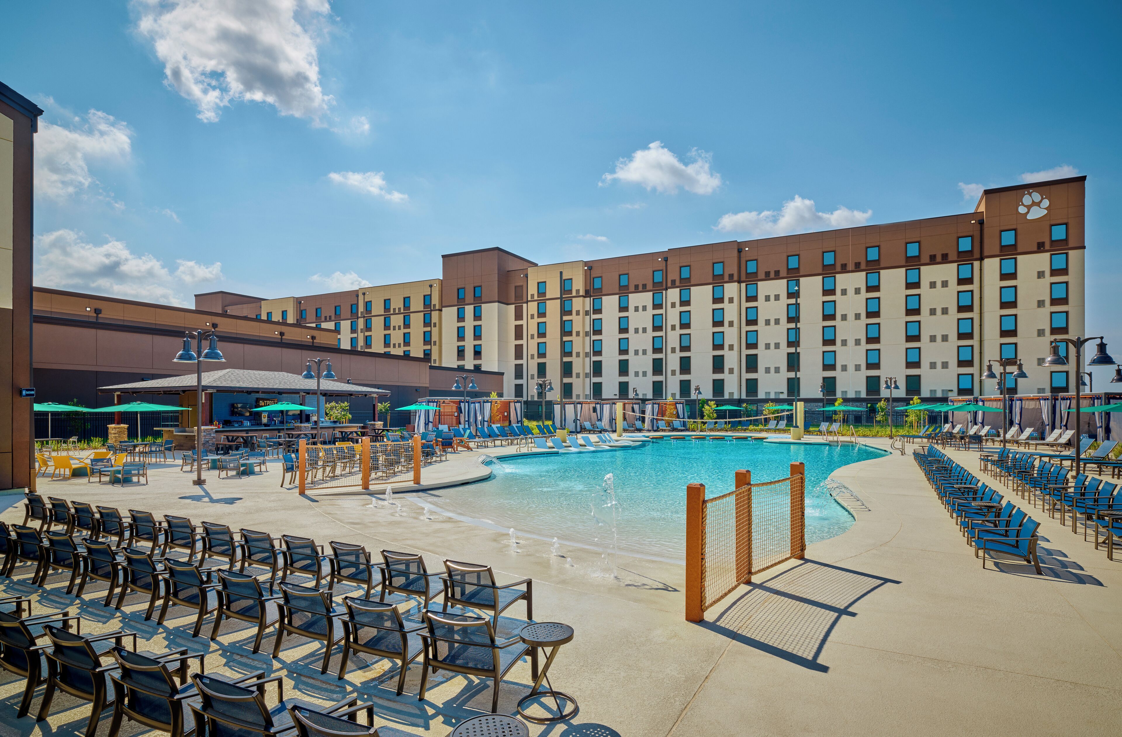 Una piscina techada, una piscina al aire libre