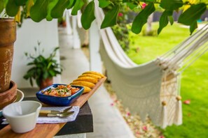 Outdoor dining - Luxury Getaway with privacy pool and near beach. (Punta Barco Viejo)