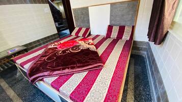 Basic Double Room | Soundproofing, free WiFi