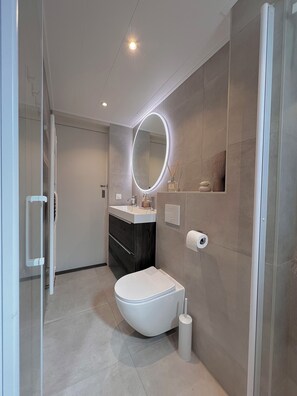SĂšche-cheveux, serviettes fournies, papier toilette