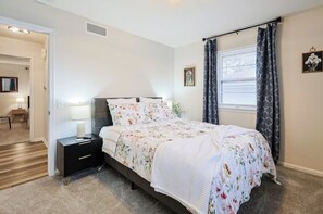 3 slaapkamers, een strijkplank/strijkijzer, wifi, beddengoed