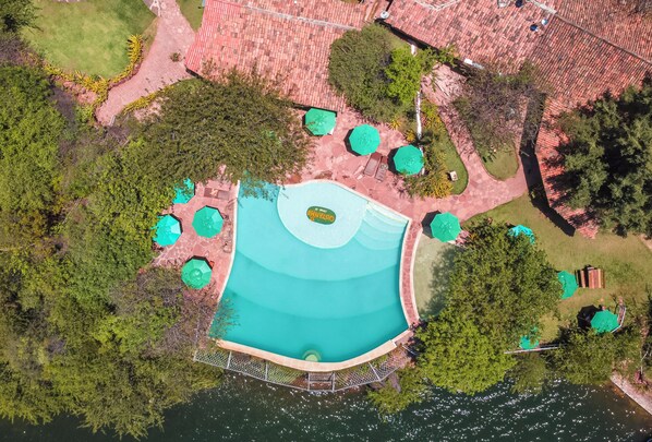 Piscina externa, guarda-sóis, espreguiçadeiras