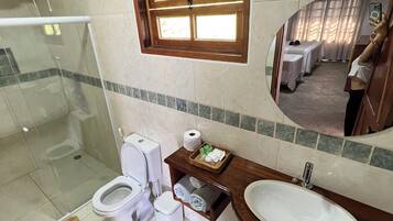 Habitación triple estándar, lanai, vista al jardín | Baño | Secadora de cabello, toallas, jabón, shampoo