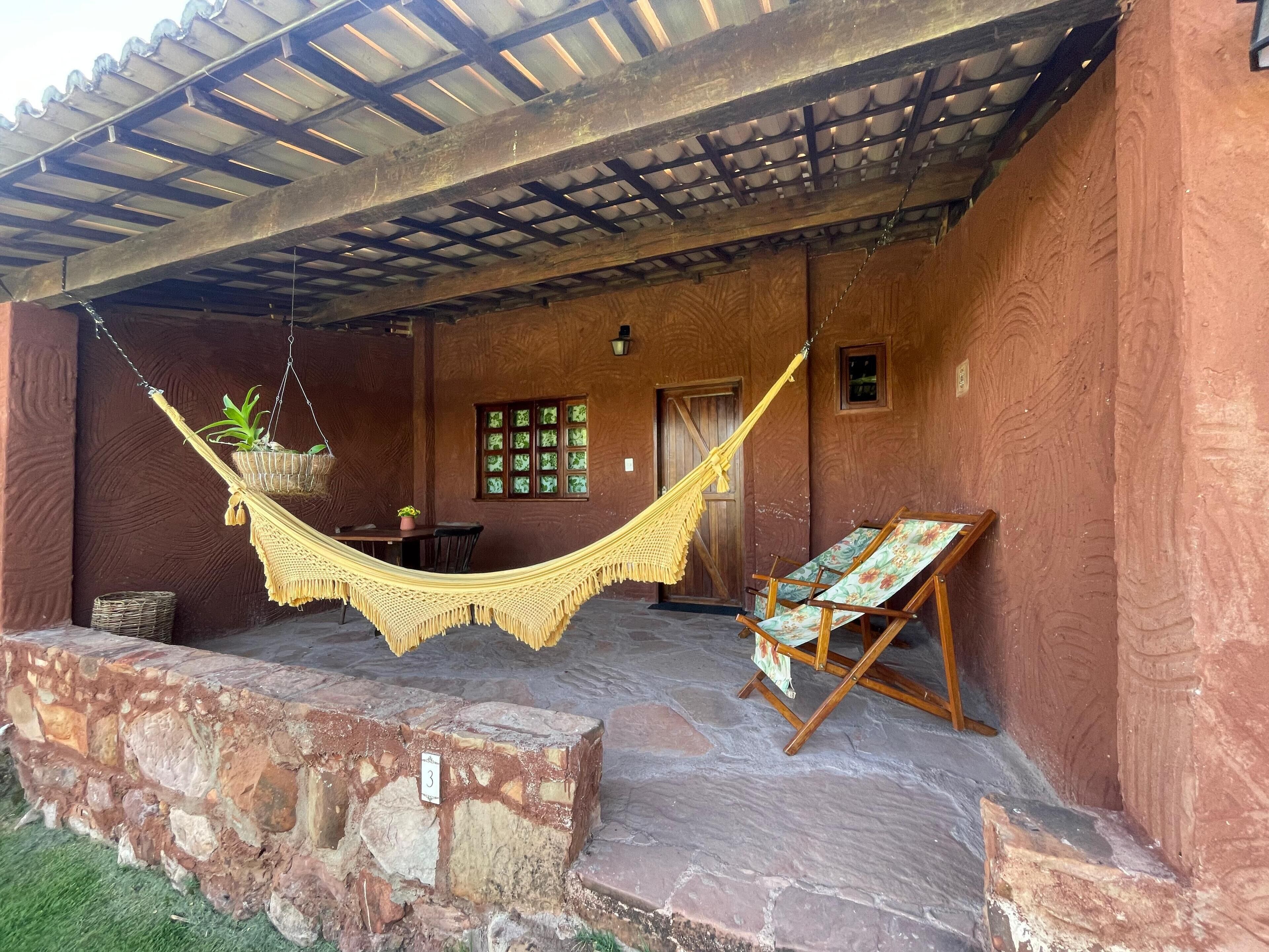 Quarto triplo conforto, varanda coberta, vista para o rio | Wi-Fi de cortesia