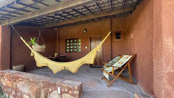 Quarto triplo conforto, varanda coberta, vista para o rio | Wi-Fi de cortesia