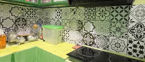 Fridge, stovetop, cookware/dishes/utensils, spices