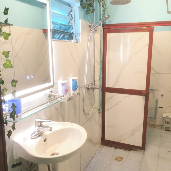 Shower, free toiletries, hair dryer, slippers - Luna Homestay (Hanoi)
