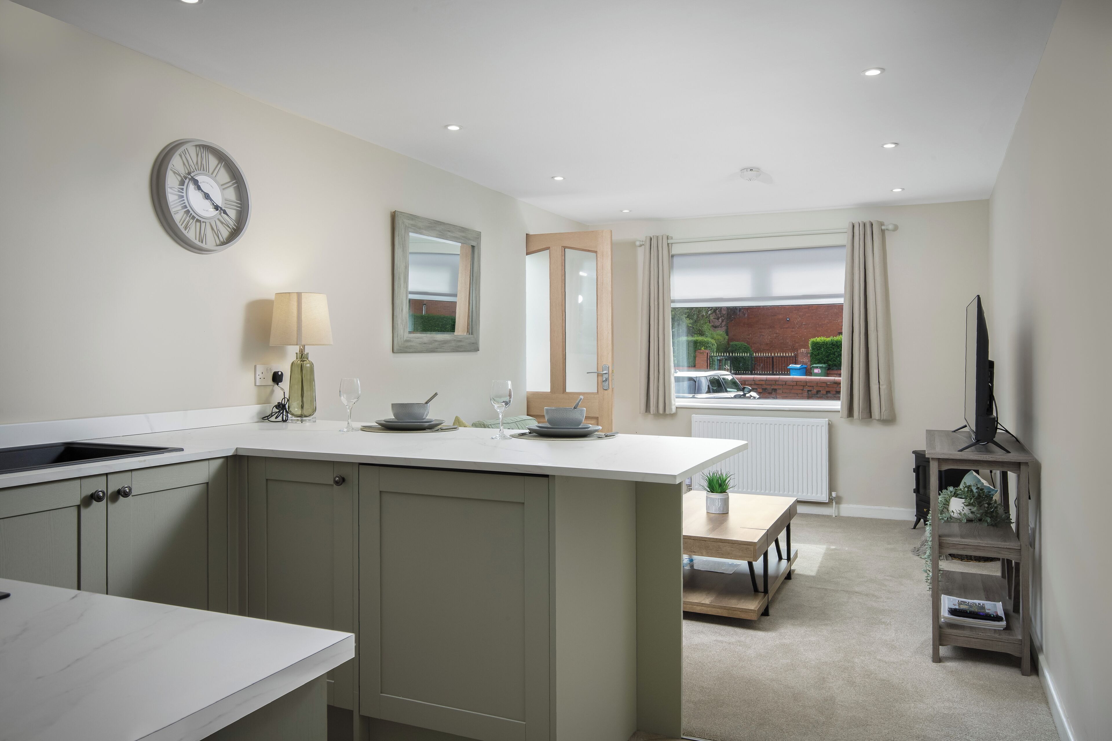 Deluxe Apartment, Annex Building | Private kitchen | Fridge, microwave, oven, stovetop