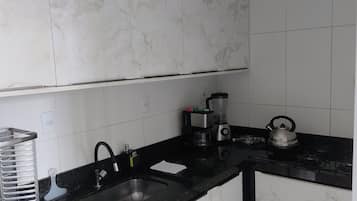Kühlschrank, Mikrowelle, Mixer, Kochgeschirr/Geschirr/Besteck
