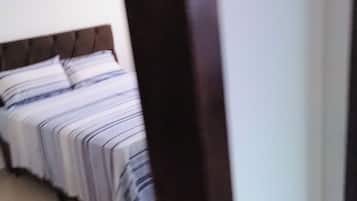 3 habitaciones, tabla de planchar con plancha, wifi y ropa de cama
