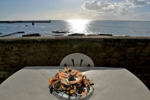 Outdoor dining - Les pieds dans L'eau ~ Bâbord (Guilvinec)