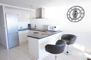 Fridge, microwave, oven, stovetop - Les pieds dans L'eau ~ Bâbord (Guilvinec)