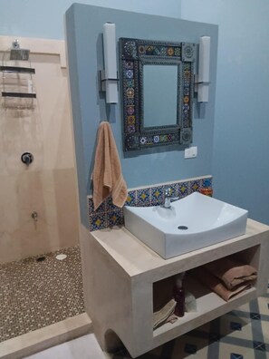 Bidê, toalhas de banho, papel higiênico