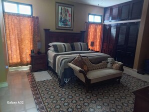 3 quartos, escrivaninha, Wi-Fi, roupa de cama