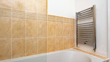 Secador de pelo, bidé, toallas y jabón