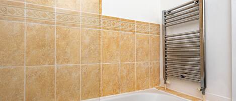 Haartrockner, Bidet, Handtücher, Seife