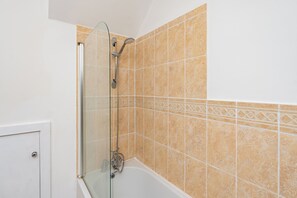 Haartrockner, Bidet, Handtücher, Seife