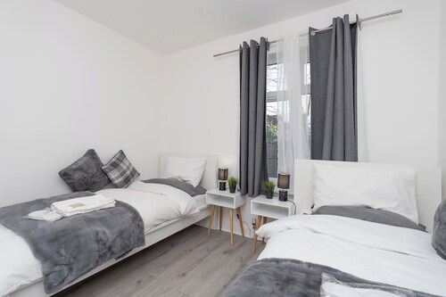 Welcoming 2-bedroom apartment with WiFi/parking in Southampton City
