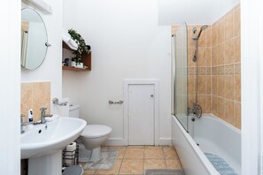 Secadora de cabello, bidet, toallas, jabón 