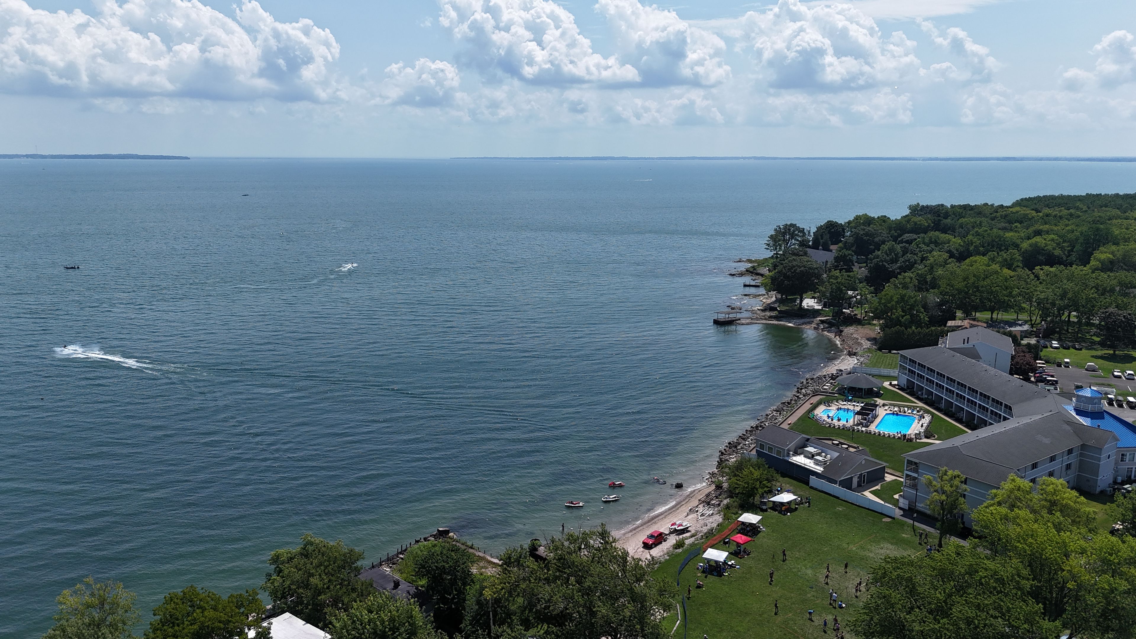En fastighet vid kusten med en swimmingpool, direkt tillgång till stranden och utsikt över havet.