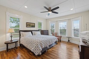 4 bedrooms, WiFi, bed sheets - Historic Craftsman between Downtown & Stockyards (Fort Worth)