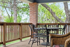 Outdoor dining - Historic Craftsman between Downtown & Stockyards (Fort Worth)